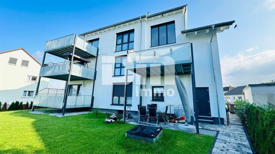 KFW 55 EE - kernsanierte / neuerstellte Erdgeschosswohnung Neubauzustand - Südansicht - Rückanischt Balkon / Terrasse